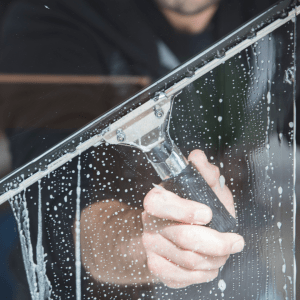 Nettoyage de vitres, vitrines et châssis